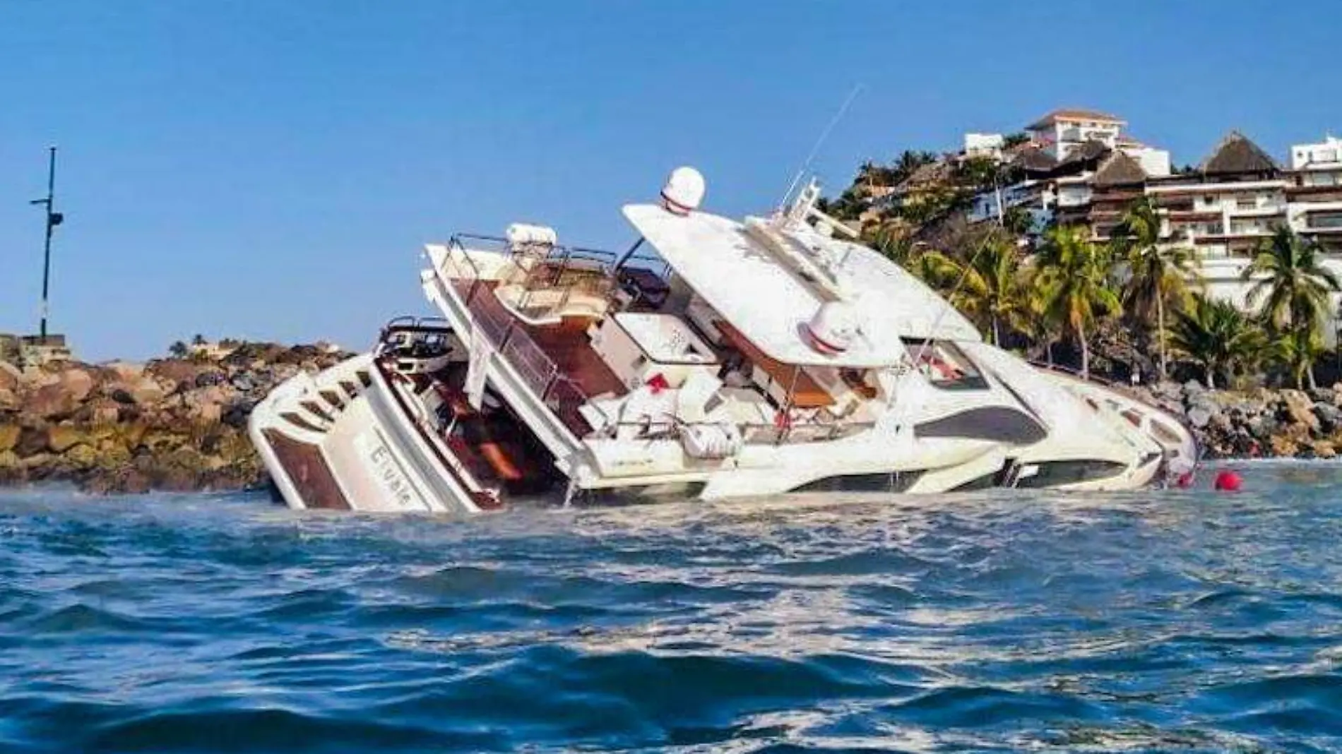 Zihuatanejo hundimiento de yate